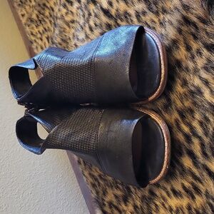 Sofft size 8 leather sandals with side zipper